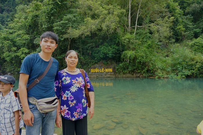 Phượt thủ 26 tuổi đưa mẹ đi khắp thế gian