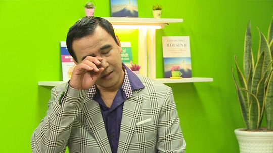 Clip: Quyền Linh lấy cạn tiền túi đưa người nghèo