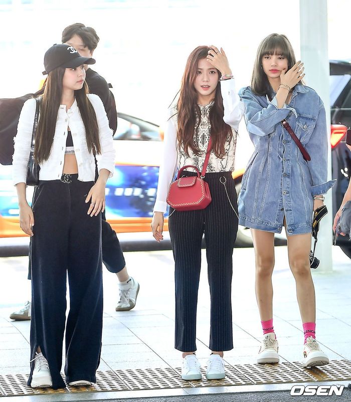 Sân bay cứ như sàn runway, cứ xuất hiện là Black Pink lại gây sốt