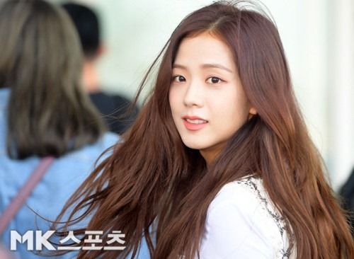 Sân bay cứ như sàn runway, cứ xuất hiện là Black Pink lại gây sốt