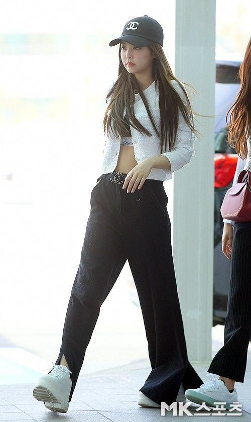 Sân bay cứ như sàn runway, cứ xuất hiện là Black Pink lại gây sốt