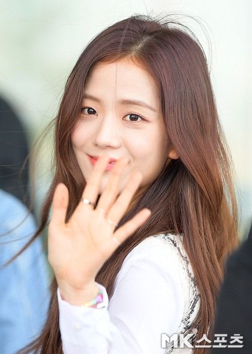 Sân bay cứ như sàn runway, cứ xuất hiện là Black Pink lại gây sốt