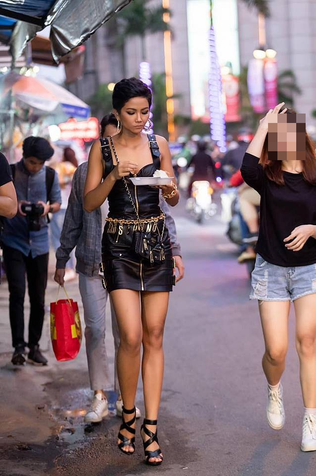Đi ăn sáng cũng khiến dân mạng trầm trồ: Dát đồ hiệu như Nhã Phương