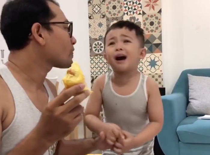 Biểu cảm hài hước khi em bé ăn sầu riêng: Trái gì mà mùi lạ thế nhỉ?