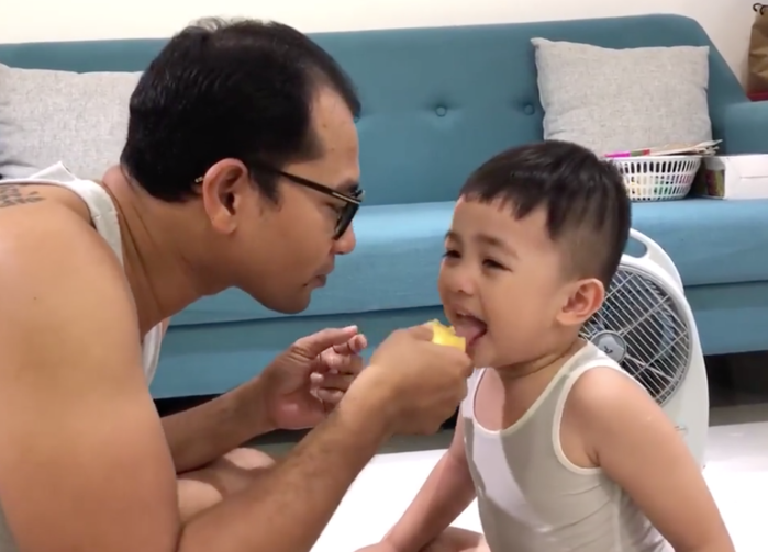 Biểu cảm hài hước khi em bé ăn sầu riêng: Trái gì mà mùi lạ thế nhỉ?