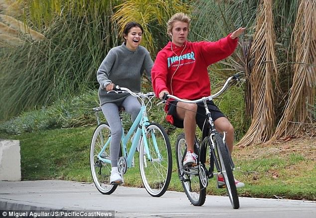 Selena Gomez và tình trường: Tình yêu gà bông đến người tình 69 tuổi