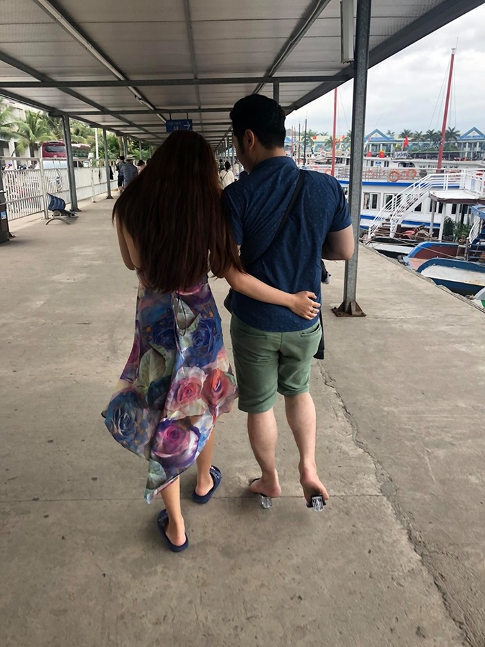 Sợ vợ đau chân, người chồng có hành động bất ngờ khiến CĐM trầm trồ