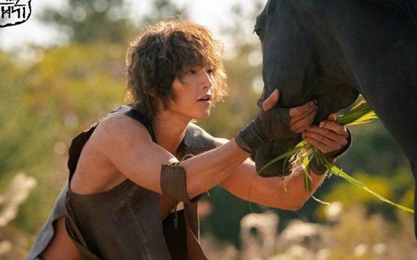 Song Joong Ki “xơ xác”, vợ lại lên hương sau tin đồn ly hôn