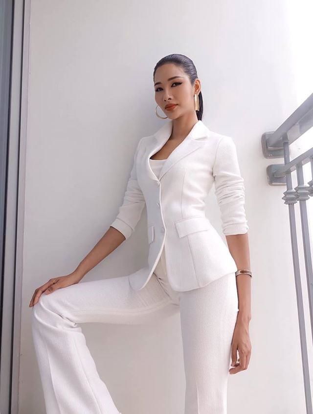 Tạm biệt “bánh bèo”, Hoàng Thuỳ lột xác thành dân “sành” thời trang