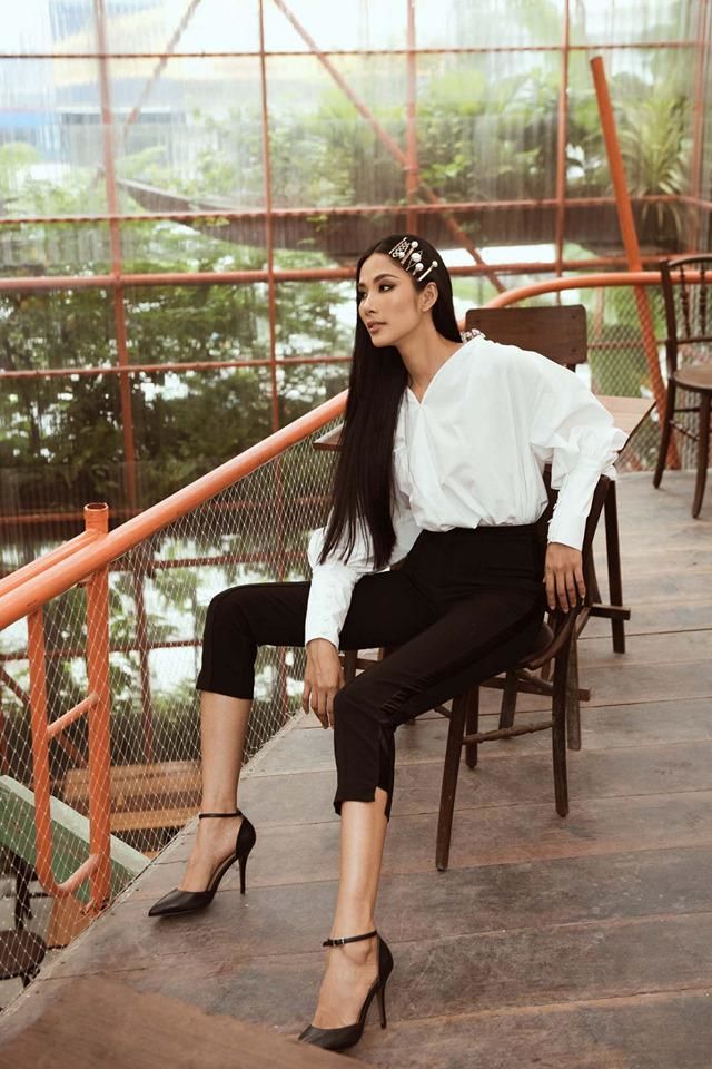 Tạm biệt “bánh bèo”, Hoàng Thuỳ lột xác thành dân “sành” thời trang