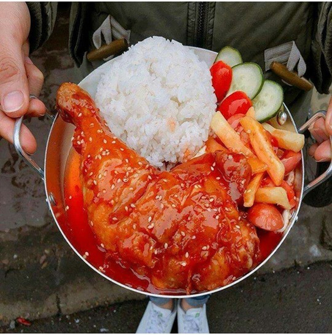 Tin lời review món cơm gà trên mạng và cái kết đắng lòng của cô gái kh
