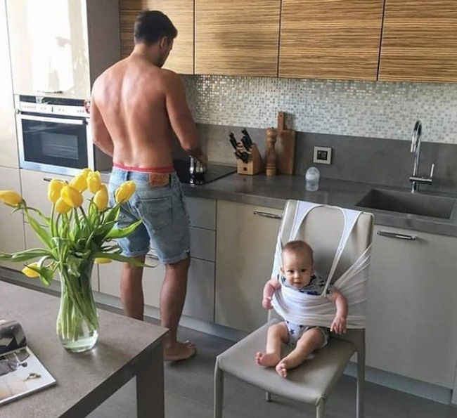 Thú vị về sự khác nhau giữa bố và mẹ khi trông con