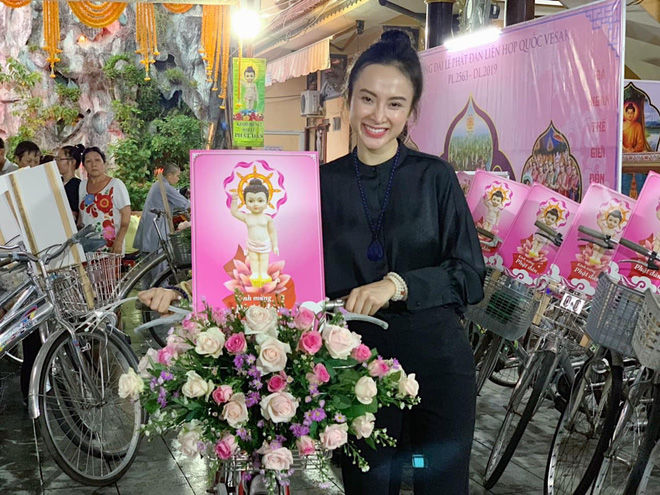 Từ “nữ hoàng khoe vòng 3”, Angela Phương Trinh giờ lại thay đổi choáng