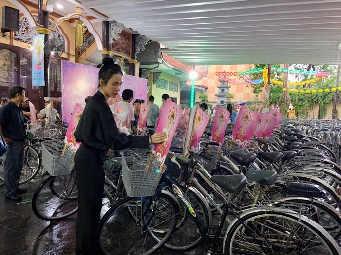 Từ “nữ hoàng khoe vòng 3”, Angela Phương Trinh giờ lại thay đổi choáng