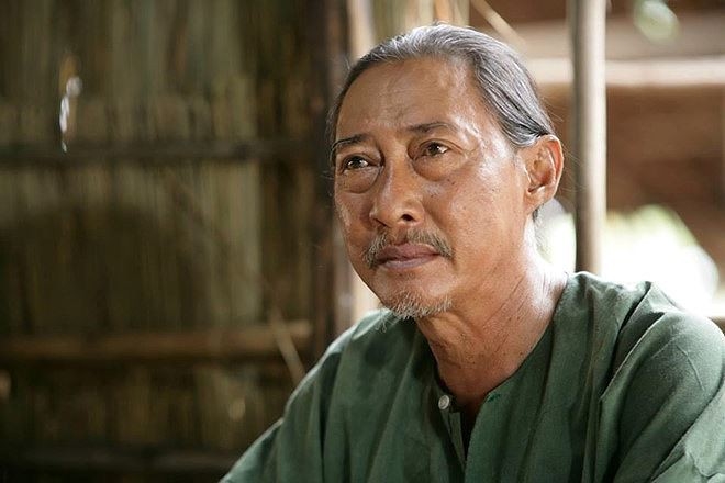 Xót xa hình ảnh chú cún buộc khăn tang trắng quanh quẩn bên linh cữu