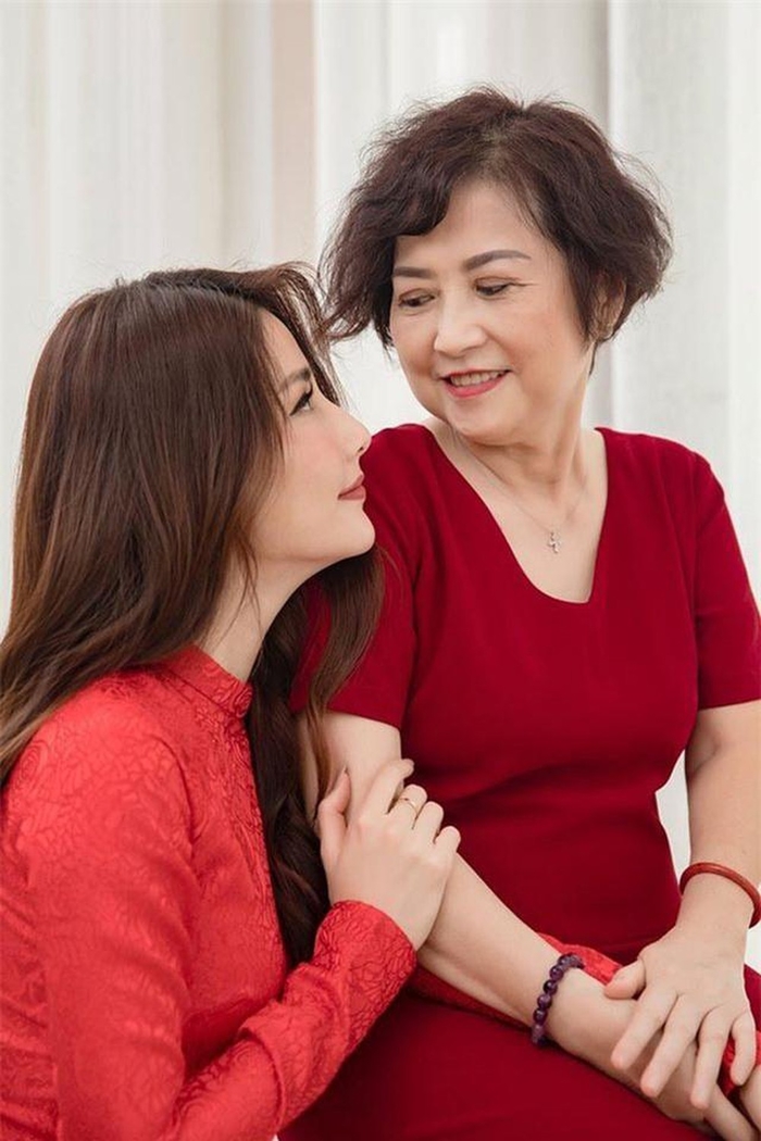 Xúc động cách sao Việt thể hiện tình cảm với đấng sinh thành