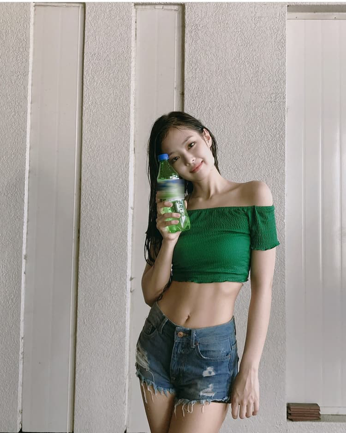 2 nữ thần Jennie và Địch Lệ Nhiệt Ba bất ngờ được đặt lên bàn cân