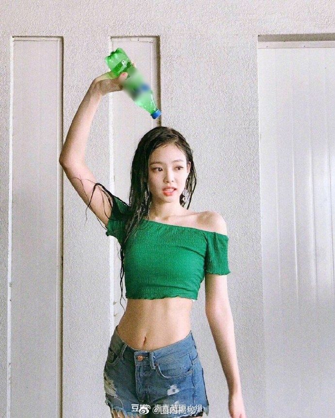 2 nữ thần Jennie và Địch Lệ Nhiệt Ba bất ngờ được đặt lên bàn cân