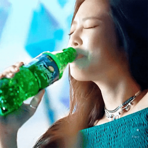 2 nữ thần Jennie và Địch Lệ Nhiệt Ba bất ngờ được đặt lên bàn cân