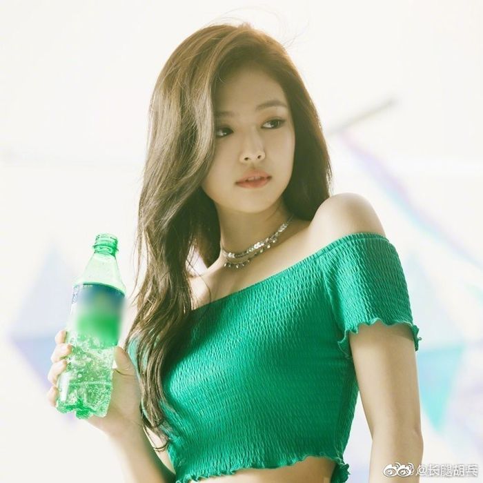 2 nữ thần Jennie và Địch Lệ Nhiệt Ba bất ngờ được đặt lên bàn cân