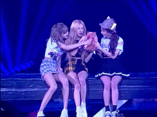 3 thành viên Black Pink làm gì để chữa cháy khi Jennie rời sân khấu?