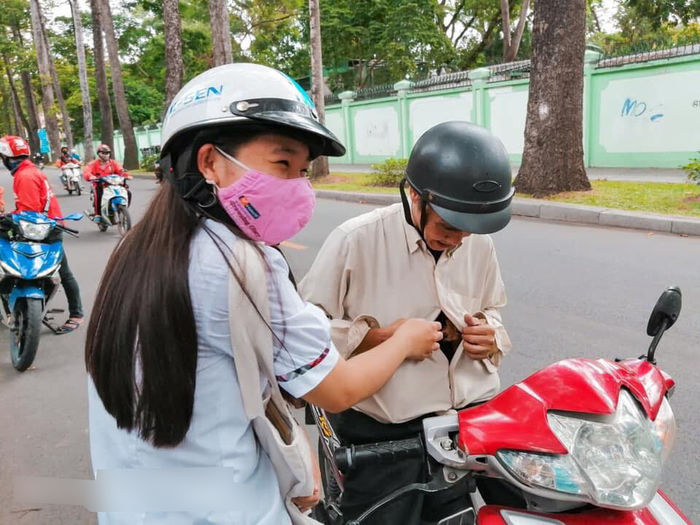 Bạn nữ sinh được ba và hai boss đến tận nơi rước về sau khi thi