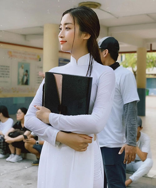 Ảnh hot sao Việt: Minh Triệu bán nude táo bạo với trái cây