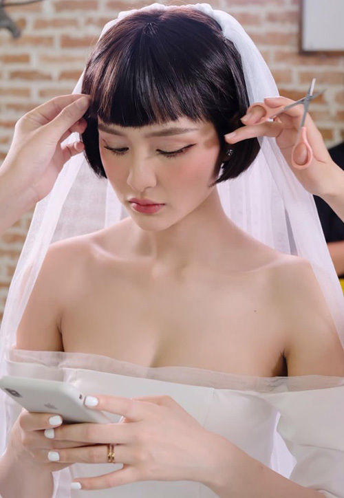 Ảnh hot sao Việt: Minh Triệu bán nude táo bạo với trái cây