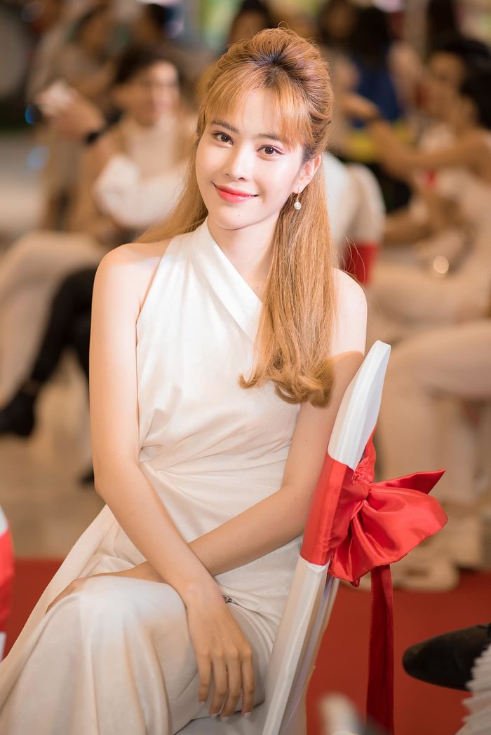 Ảnh hot sao Việt: Thúy Vi mua xe 2 tỷ, bị đồn “gái ngành”