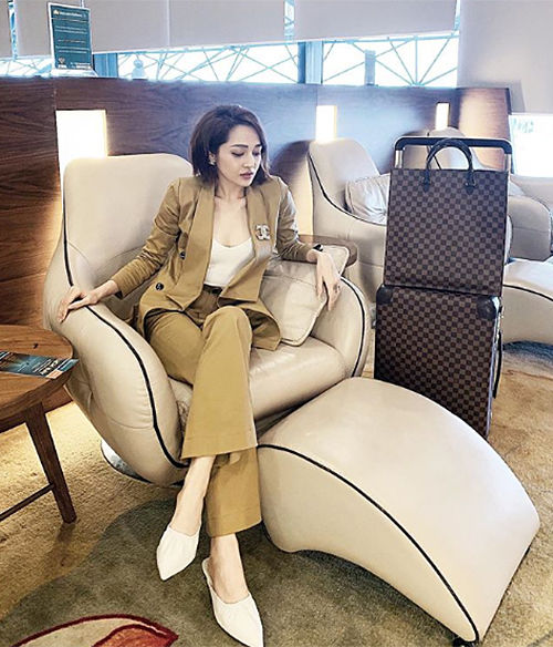 Ảnh hot sao Việt: Thúy Vi mua xe 2 tỷ, bị đồn “gái ngành”