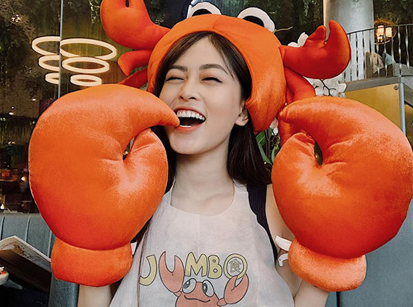 Ảnh hot sao Việt: Thúy Vi mua xe 2 tỷ, bị đồn “gái ngành”