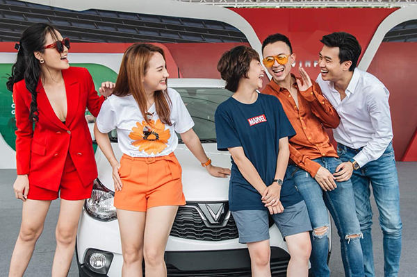 Ảnh hot sao Việt: Thúy Vi mua xe 2 tỷ, bị đồn “gái ngành”
