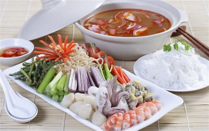 Bà Tân Vlog làm nồi lẩu Thái khổng lồ mừng chiến thắng tuyển Việt Nam
