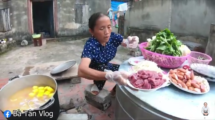 Bà Tân Vlog làm nồi lẩu Thái khổng lồ mừng chiến thắng tuyển Việt Nam