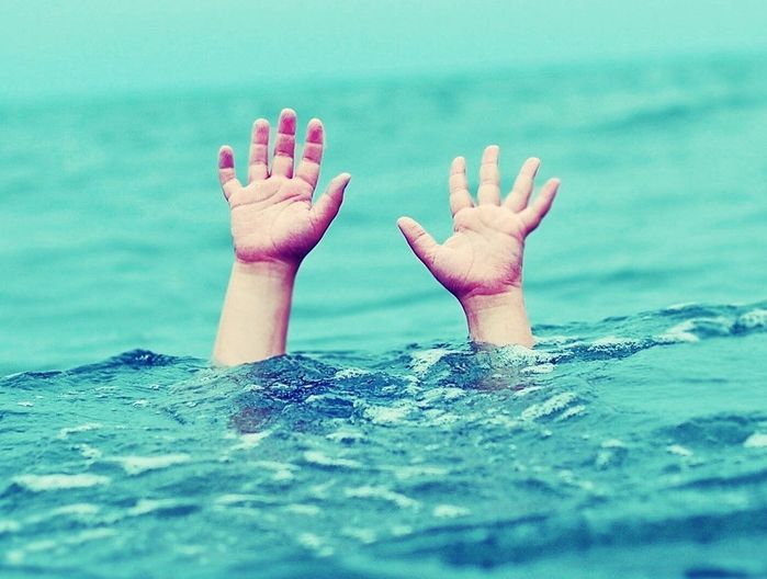 Bé trai tử vong sau khi đi biển: chý ý dấu hiệu này ở trẻ khi đi bơi