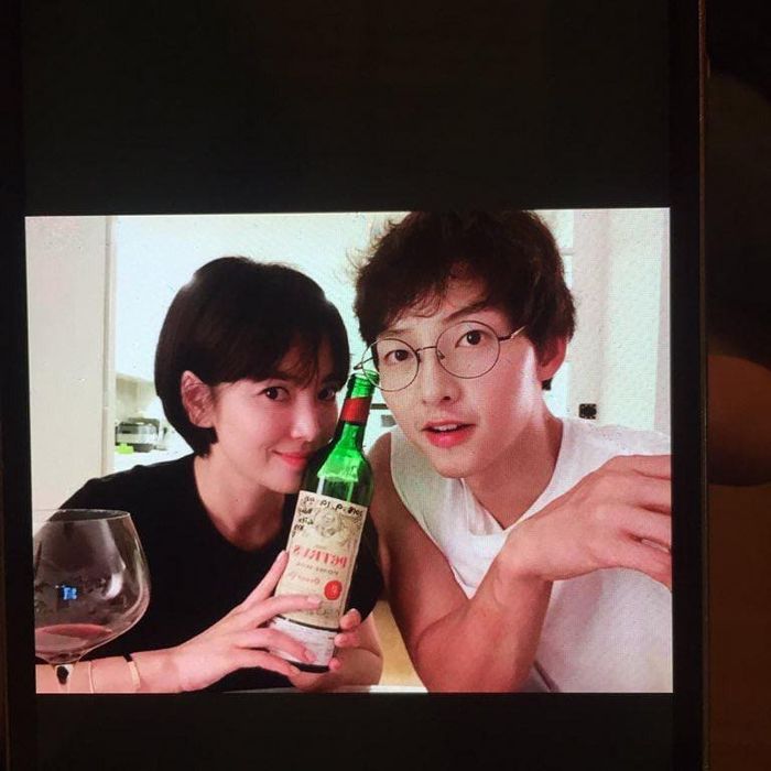 Bố Song Joong Ki và những dòng chia sẻ về cô con dâu xinh đẹp
