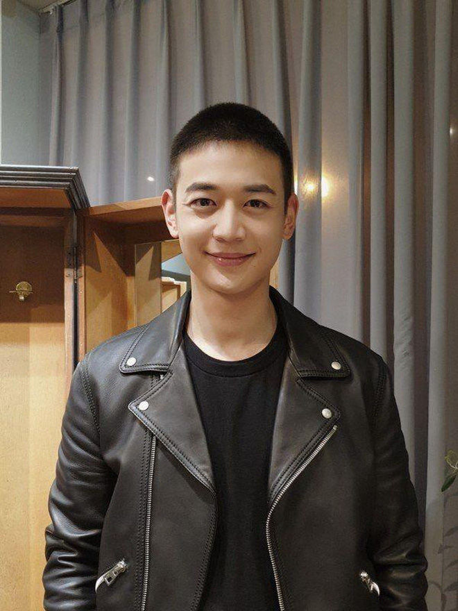 Các nam idol cắt đầu đinh nhập ngũ vẫn đẹp