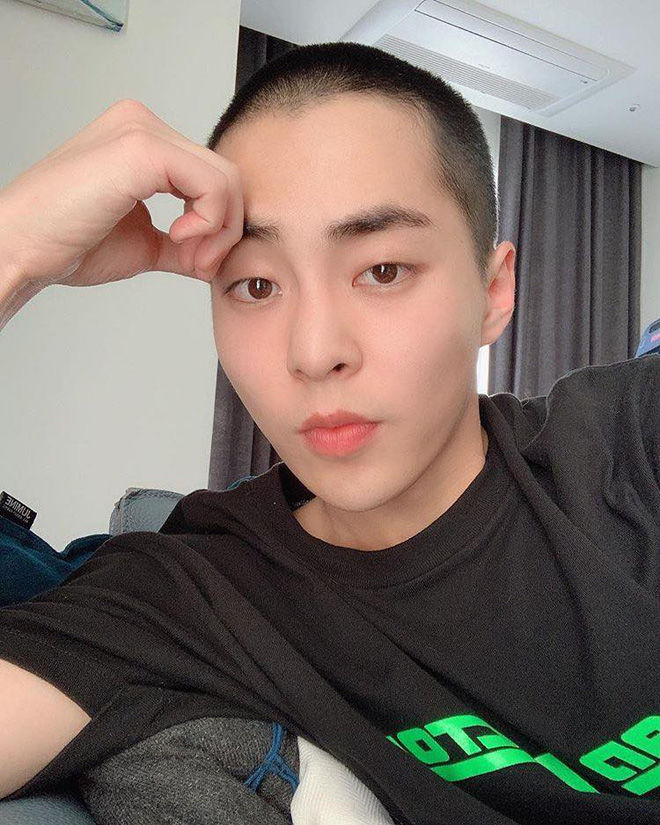 Các nam idol cắt đầu đinh nhập ngũ vẫn đẹp