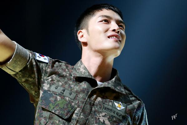 Các nam idol cắt đầu đinh nhập ngũ vẫn đẹp
