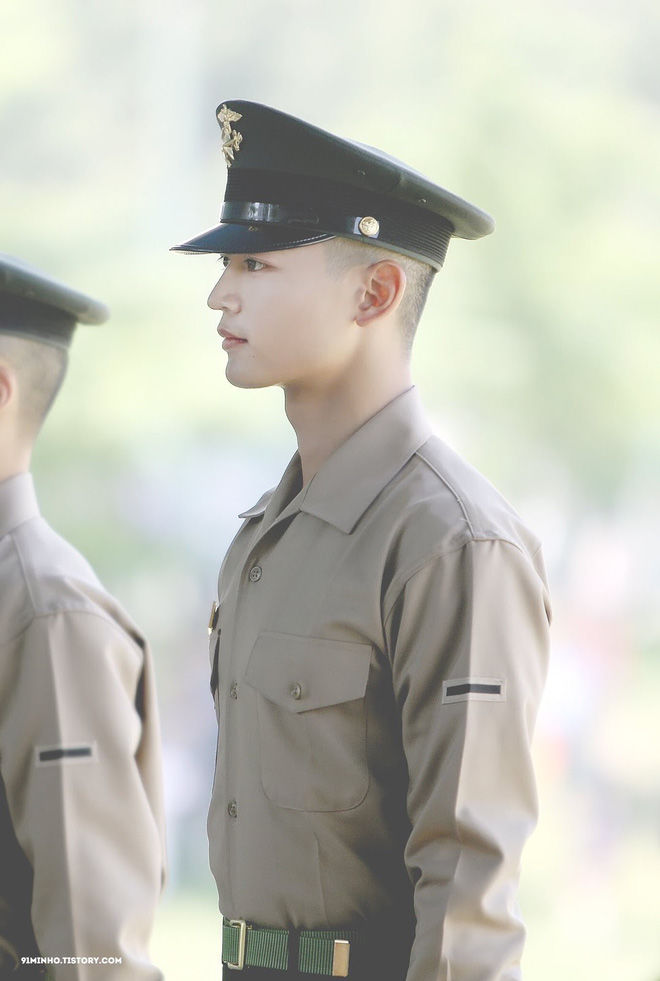 Các nam idol cắt đầu đinh nhập ngũ vẫn đẹp