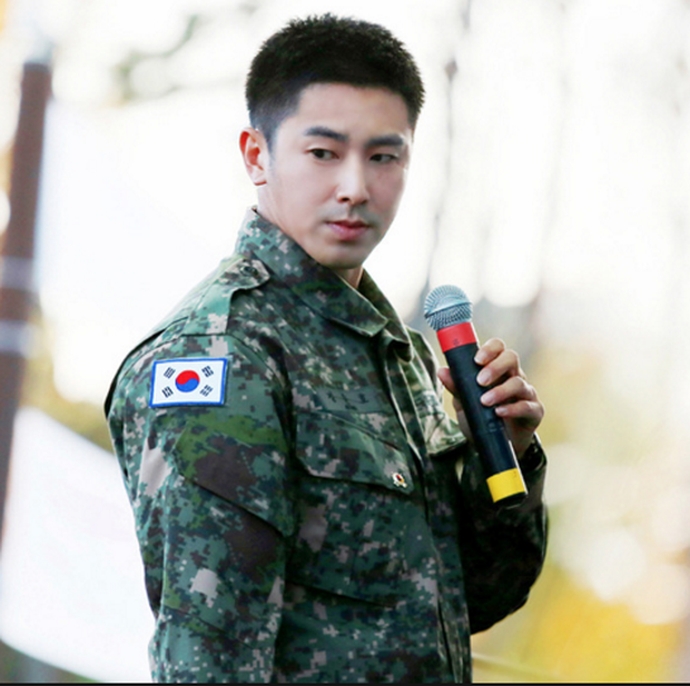 Các nam idol cắt đầu đinh nhập ngũ vẫn đẹp