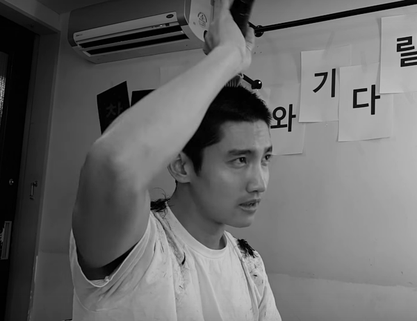 Các nam idol cắt đầu đinh nhập ngũ vẫn đẹp