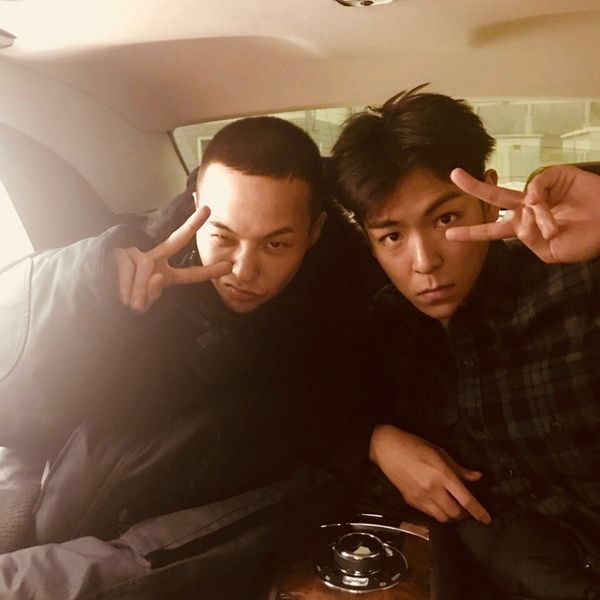 Các nam idol cắt đầu đinh nhập ngũ vẫn đẹp