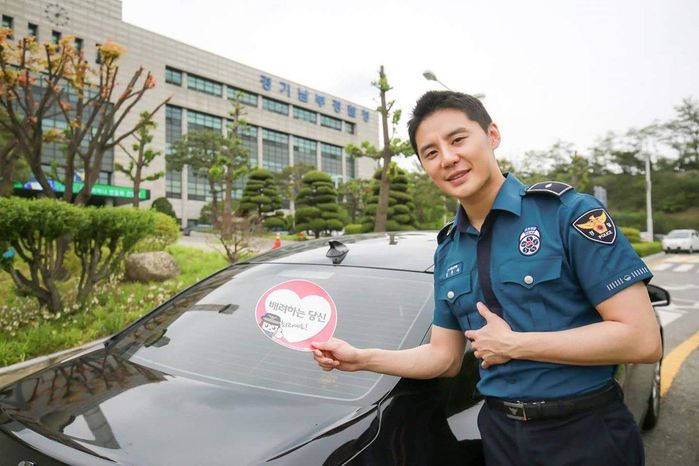 Các nam idol cắt đầu đinh nhập ngũ vẫn đẹp