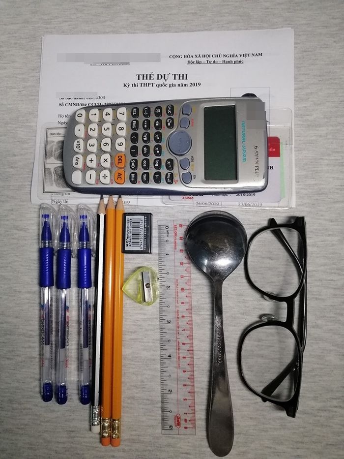 Các sĩ tử đem thìa vào phòng thi để lấy may