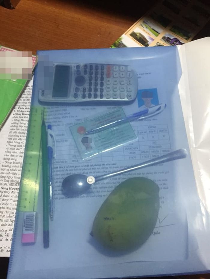 Các sĩ tử đem thìa vào phòng thi để lấy may