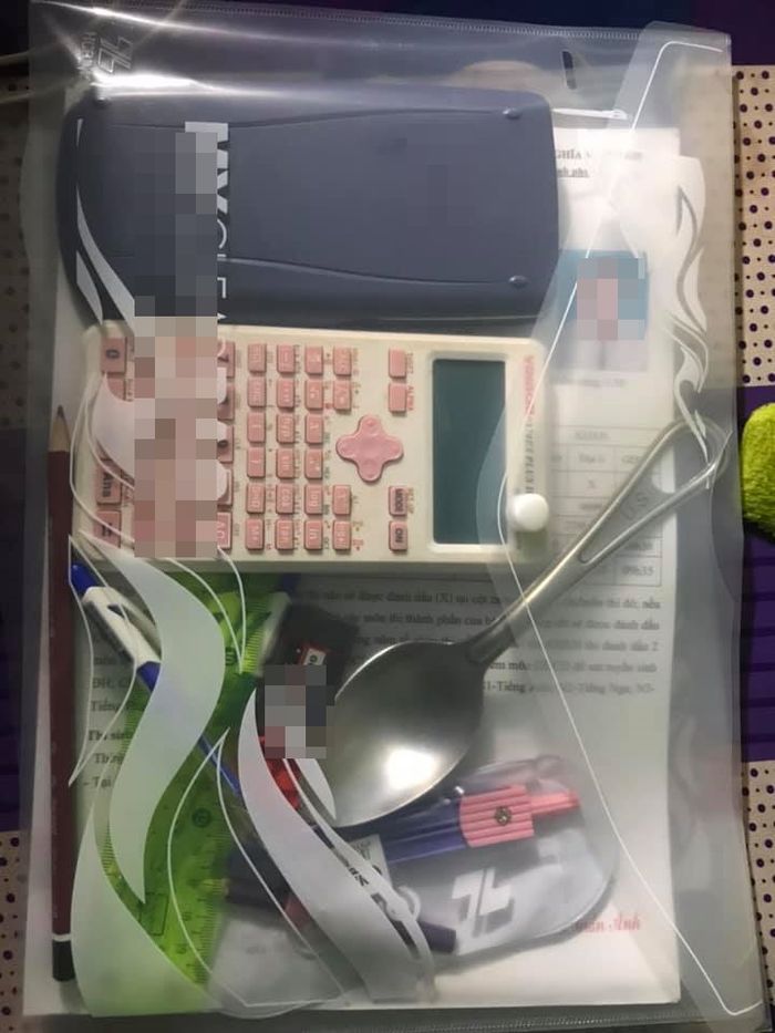 Các sĩ tử đem thìa vào phòng thi để lấy may