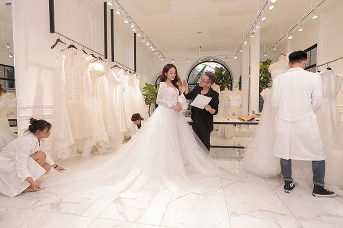Cận cảnh váy cưới cầu kỳ 2 trong 1 của Sara Lưu trong ngày trọng đại