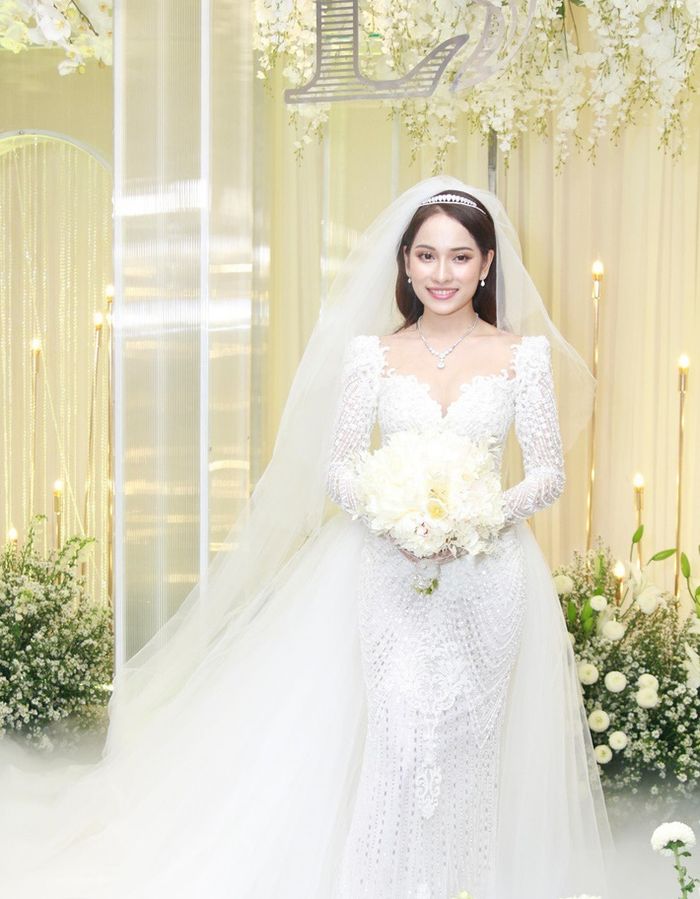 Cận cảnh váy cưới cầu kỳ 2 trong 1 của Sara Lưu trong ngày trọng đại