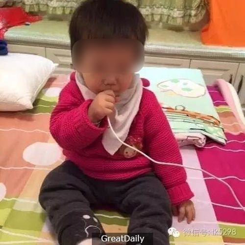 Cảnh báo em bé bị điện giật vì ngậm đầu dây sạc điện thoại